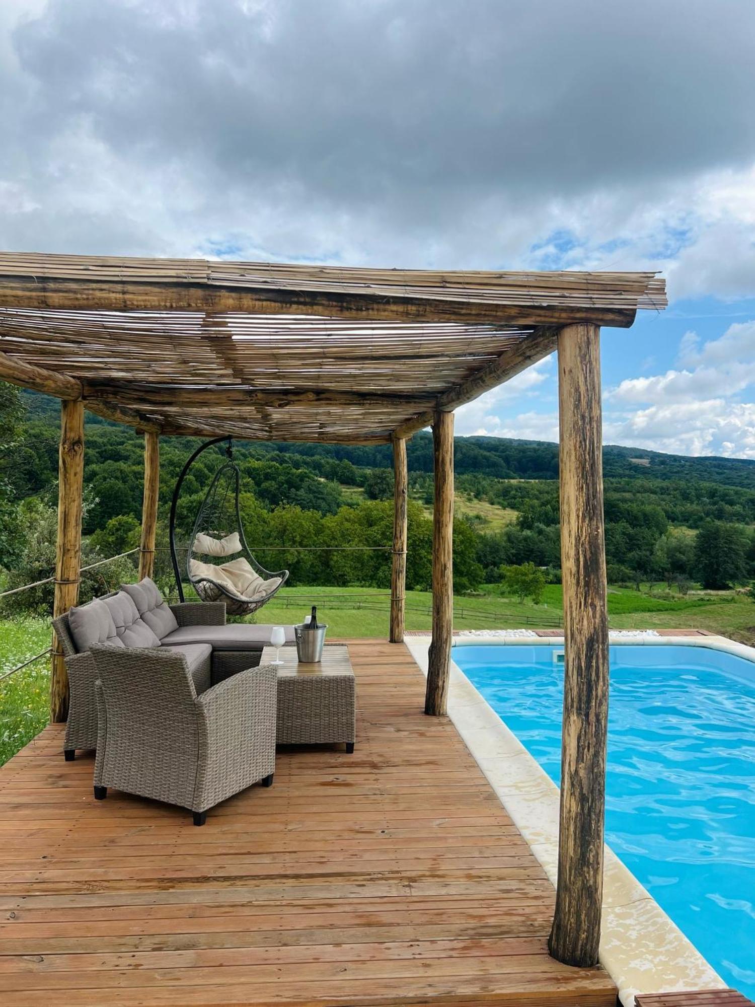 Le Chalet M - Cabana Cu O Panorama De Poveste. Surdesti  Екстер'єр фото