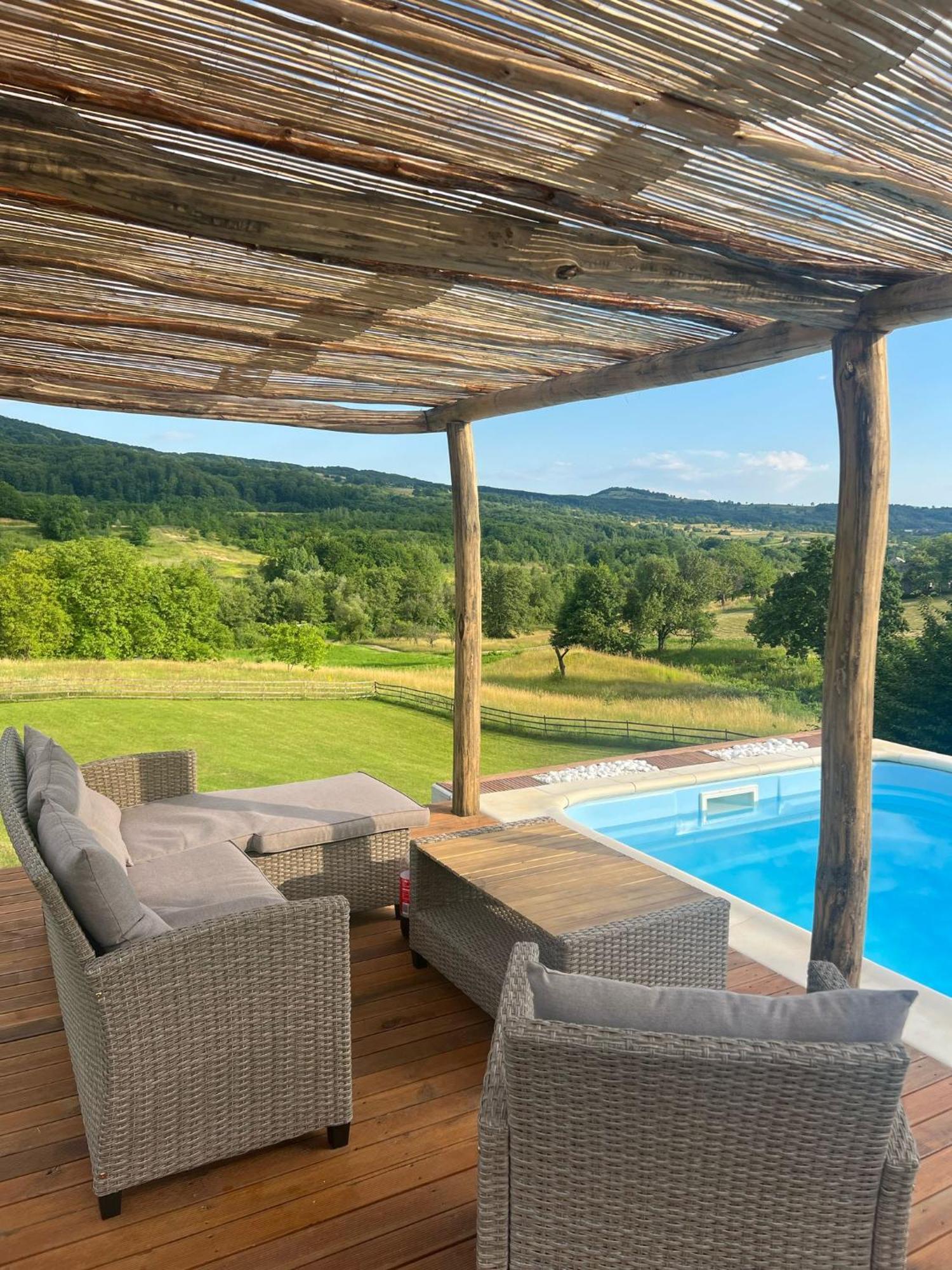 Le Chalet M - Cabana Cu O Panorama De Poveste. Surdesti  Екстер'єр фото