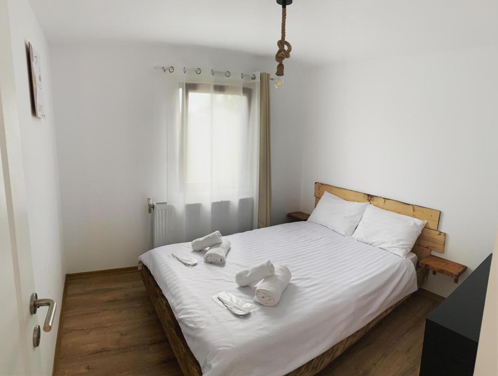 Le Chalet M - Cabana Cu O Panorama De Poveste. Surdesti  Екстер'єр фото